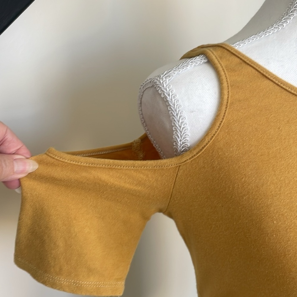 Ecote Gold Colored Cold Shoulder Crop Top. Med - Picture 2 of 6